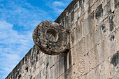 Der gemeißelte Steinring hoch oben in der Mauer des Großen Ballspielplatzes in den Ruinen der großen Maya-Stadt Chichen Itza, Yucatan, Mexiko. Die prähispanische Stadt Chichen-Itza gehört zum UNESCO-Weltkulturerbe.