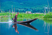 Intha Mann auf seinem Boot in Inle See Myanmar am 07. September 2017, Inle See ist ein Süßwassersee in Shan Staat