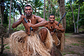 Porträt eines traditionellen fidschianischen Kriegers im Malolo Island Resort und Likuliku Resort, Mamanucas Inselgruppe Fidschi
