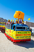 Ladakh-Leute mit traditionellen Kostümen nehmen am Ladakh-Festival in Leh, Indien, teil