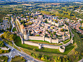 Luftaufnahme von Carcassonne, mittelalterliche Stadt, die von der UNESCO zum Weltkulturerbe erklärt wurde, harboure d'Aude, Languedoc-Roussillon Midi Pyrenees Aude Frankreich