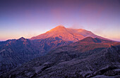 Mount Saint Helens bei Sonnenaufgang vom Smith Creek Viewpoint; Mount St. Helens National Volcanic Monument, Washington...