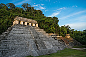 Erstes Licht auf dem Tempel der Inschriften mit dem Mond in den Ruinen der Maya-Stadt Palenque, Palenque National Park, Chiapas, Mexiko. Ein UNESCO-Weltkulturerbe.