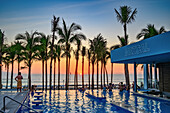 Sonnenuntergang am Swimmingpool des Riu Resort Hotels, Nuevo Vallarta, Riviera Nayarit, Mexiko.