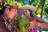 Trinken von Kokosnussmilch in Fakarava, Tuamotus-Archipel Französisch-Polynesien, Tuamotu-Inseln, Südpazifik.
