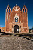 Die Kolonialkirche San Antonio de Padua aus dem 16. Jahrhundert wurde von Franziskanermönchen aus Steinen der nahe gelegenen Maya-Ruinen in der Stadt Ticul, Yucatan, Mexiko, erbaut.