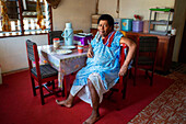 Alte Frau in einem Haus auf der Insel Solevu und der Insel Yaro auf der Insel Malolo der Mamanucas-Inselgruppe Fidschi