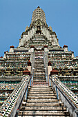 Der zentrale Prang, ein Turm im Khmer-Stil im Wat Arun, einem buddhistischen Tempel, der auch als Tempel der Morgenröte bekannt ist, in Bangkok, Thailand.