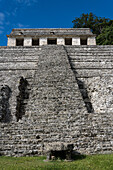 Der Tempel der Inschriften und ein Altar in den Ruinen der Maya-Stadt Palenque, Palenque National Park, Chiapas, Mexiko. Eine UNESCO-Welterbestätte.