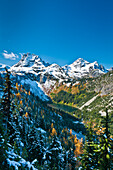 Lake Ann, Corteo Peak und Black Peak vom Lake Ann - Maple Pass - Heather Pass Loop Trail, Okanogan-Wenatchee National Forest, Cascade Mountains, Washington.