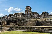 Der Palast mit seinem Turm in den Ruinen der Maya-Stadt Palenque, Palenque National Park, Chiapas, Mexiko. Eine UNESCO-Welterbestätte.