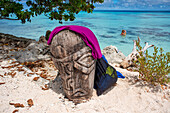 Totem am Strand von Fakarava, Tuamotus-Archipel, Französisch-Polynesien, Tuamotu-Inseln, Südpazifik.