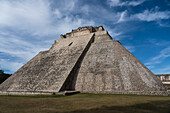 Die Ostfassade der Pyramide des Magiers, auch bekannt als Pyramide des Zwerges. Sie ist das höchste Bauwerk in den prähispanischen Maya-Ruinen von Uxmal, Mexiko, mit einer Höhe von etwa 35 Metern oder 115 Fuß.