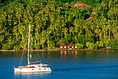 Ein Kreuzfahrt-Katamaran in der Bucht von Haamene in Tahaa, Französisch-Polynesien, Gesellschaftsinseln, Pazifische Inseln, Pazifik.