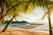 Hängematte am Strand des Matangi Private Island Resort, Fidschi.