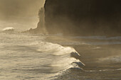 Sich brechende Welle an der Küste im Pololu Valley, North Kohala, Big Island of Hawaii.