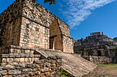 Der Eingangsbogen in den Ruinen der prähispanischen Maya-Stadt Ek Balam in Yucatan, Mexiko. Hinter dem Bogen befindet sich der Ovalpalast.
