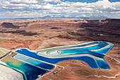 Verdunstungsteiche in einem Kalibergwerk, in dem Kali im Lösungsbergbauverfahren in der Nähe von Moab, Utah, gewonnen wird. Blauer Farbstoff wird hinzugefügt, um die Verdunstung zu beschleunigen.