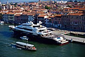Alfa Nero, luxuriöse Yacht im Canale della Giudecca, Venedig, Italien