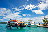 Jugendliche springen ins Wasser neben dem Bora Bora Vaitape Dock, Gesellschaftsinseln, Französisch-Polynesien, Südpazifik.