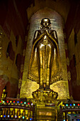 Statue im Inneren des Ananda-Tempels in Bagan (Myanmar)