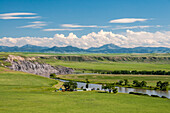 Blick auf den Missouri River, Farmland und die Highwood Mountains von einem Aussichtspunkt am Highway 87 südlich von Fort Benton, Montana.
