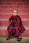 Porträt eines jungen Mönchs, Pindaya, Shan-Staat, Myanmar (Birma)