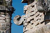 Die Iglesia oder Kirche und der Nonnenklosterkomplex in den Ruinen der großen Maya-Stadt Chichen Itza, Yucatan, Mexiko. Die prähispanische Stadt Chichen-Itza gehört zum UNESCO-Weltkulturerbe.