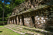 Gebäude 19, oder das Labyrinth, in den Ruinen der Maya-Stadt Yaxchilan am Usumacinta-Fluss in Chiapas, Mexiko.