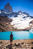 Wanderer mit Blick auf den Berg Fitz Roy, den Gletscher und den Lago de los Tres, El Chalten, Patagonien, Argentinien