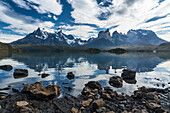 Frühmorgendliche Reflexionen des Paine-Massivs im Lago Pehoe im Torres del Paine-Nationalpark, einem UNESCO-Weltbiosphärenreservat in Chile in der Region Patagonien in Südamerika.