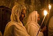 Äthiopisch-orthodoxe Gläubige halten Kerzen während der Zeremonie des Heiligen Feuers in der äthiopischen Abteilung des Heiligen Grabes in Jerusalm, Israel