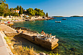 Strand in der Region Dalmatien in Kroatien auf der Insel Hvar. Dies ist ein Foto von einem Strand in der Region Dalmatien in Kroatien auf der Insel Hvar.