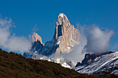 Der Berg Fitz Roy und der Cerro Poincenot im Nationalpark Los Glaciares, gesehen von nördlich von El Chalten, Argentinien, in der Region Patagonien in Südamerika. Ein UNESCO-Welterbe.