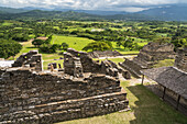 Die Akropolis von Tonina ist auf sieben Terrassen oberhalb des Hauptplatzes erbaut und erreicht eine Höhe von 74 m (243 Fuß). Die Ruinen der Maya-Stadt Tonina, in der Nähe von Ocosingo, Mexiko. Blick über das Ocosingo-Tal.