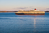 Queen Elizabeth, ein Cunard-Kreuzfahrtschiff in der Bay of Islands bei Russell, Region Northland, Nordinsel, Neuseeland