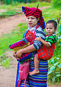 Frau vom Stamm der Intha mit ihrem Kind am Inle-See in Myanmar