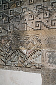 Laubsägearbeiten aus Stein in einem Raum des Palastes, Gebäude 7, in den Ruinen der zapotekischen Stadt Mitla in Oaxaca, Mexiko. Eine UNESCO-Weltkulturerbestätte.