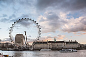 Das London Eye bei Sonnenuntergang (Millennium Wheel), South Bank, London, England