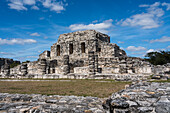 Der Tempel der bemalten Nischen in den Ruinen der postklassischen Maya-Stadt Mayapan, Yucatan, Mexiko.