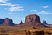Monument Valley mit einem Navajo-Mann, der am John Ford?s Point auf einem Pferd posiert; Monument Valley Navajo Tribal Park an der Grenze zwischen Utah und Arizona.