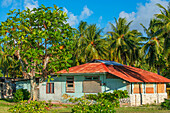 Einheimisches Haus von Fischern in Fakarava, Tuamotus-Archipel, Französisch-Polynesien, Tuamotu-Inseln, Südpazifik.