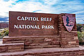 Das Schild am Osteingang des Capitol Reef National Park in Utah.