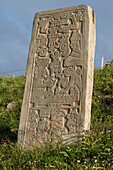 Die teilweise restaurierte Südseite von Gebäude E und Stele VGE-2 in den präkolumbianischen zapotekischen Ruinen von Monte Alban in Oaxaca, Mexiko. Eine UNESCO-Welterbestätte.