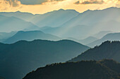 Kumano Kodo Pilgerroute. Heilige Kumano-Berge vom Aussichtspunkt Hyakken-gura. Zwischen den Gebieten Hongu und Nachi. Präfektur Wakayama. UNESCO .Japan