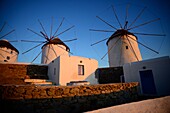 Traditionelle Windmühlen (Kato Milli) bei Sonnenuntergang in Mykonos-Stadt, Griechenland