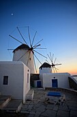 Traditionelle Windmühlen (Kato Milli) bei Sonnenuntergang in Mykonos-Stadt, Griechenland
