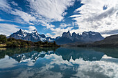 Frühmorgendliche Reflexionen des Paine-Massivs im Lago Pehoe im Torres del Paine-Nationalpark, einem UNESCO-Biosphärenreservat in Chile in der Region Patagonien in Südamerika.