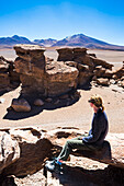Tourist in der Siloli-Wüste (Teil der Atacama-Wüste) im Altiplano von Bolivien, Nationales Reservat der Andenfauna Eduardo Avaroa