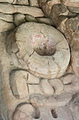 Große Stuckmasken auf den Ruinen einer Maya-Pyramide auf dem Stadtplatz in Acanceh, Yucatan, Mexiko. Es sind noch Spuren der ursprünglichen Bemalung zu sehen.